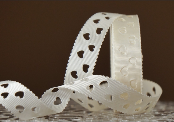 Стрічка репсова з перфорацією "СЕРЦЕ" (2,5 см *20 м), молочний (Ivory) (№01m) (1рулон) Стрічка репсова з перфорацією "СЕРЦЕ" (2,5 см *20 м), молочний (Ivory) (№01m) (1рулон)