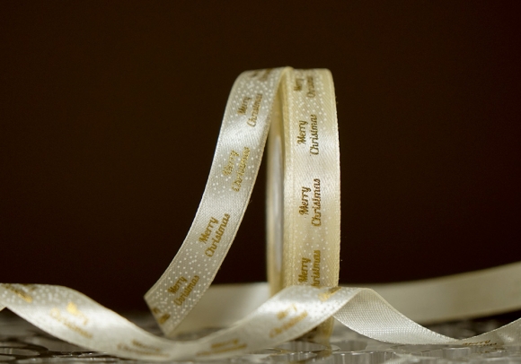 Атласна новорічна стрічка "Merry Christmas-3" молочний (1,2 см *23 м)