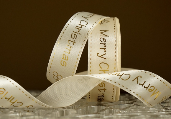 Атласна новорічна стрічка Merry Christmas молочний (2,5 см *23 м) (1рулон) Атласна новорічна стрічка Merry Christmas молочний (2,5 см *23 м) (1рулон)