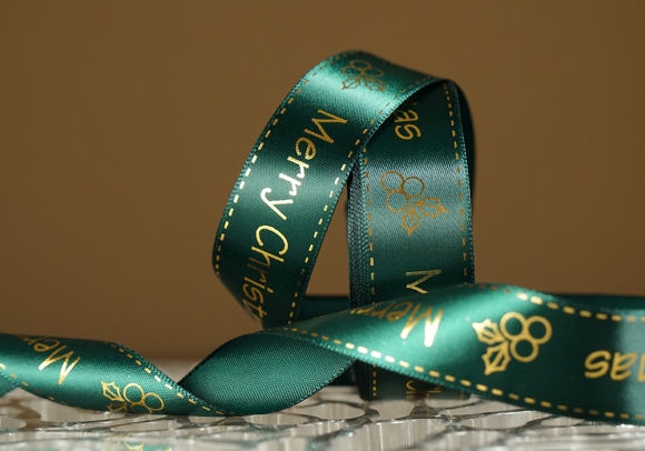Атласна новорічна стрічка Merry Christmas зелений (2,5 см *23 м)