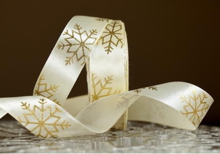Атласна новорічна стрічка "Сніжинки" молочний (2,5 см *23 м)(1рулон)