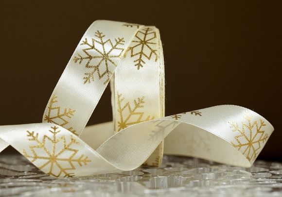 Атласна новорічна стрічка "Сніжинки" молочний (2,5 см *23 м)(1рулон)