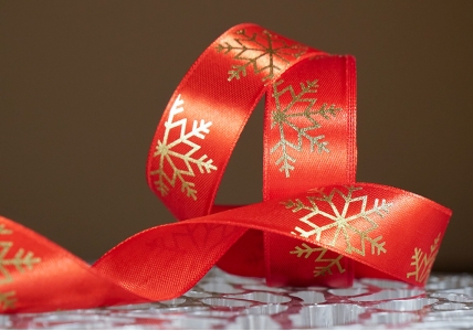 Атласна новорічна стрічка "Сніжинки" червоний (2,5 см *23 м)(1рулон)