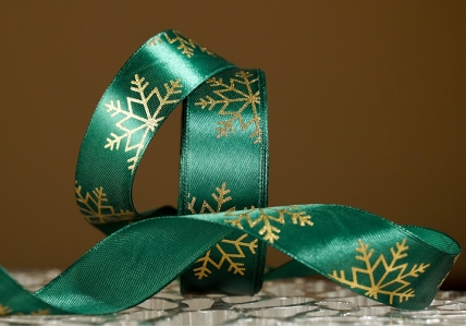 Атласна новорічна стрічка "Сніжинки" зелений (2,5 см *23 м)(1рулон)