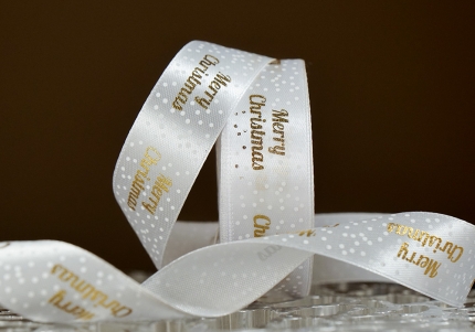 Атласна новорічна стрічка Merry Christmas-3 білий (2,5 см *23 м)(1рулон)