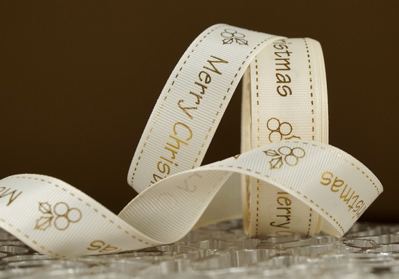 Репсова новорічна стрічка "Merry Christmas" молочний (2,5 см *23 м) (1рулон)