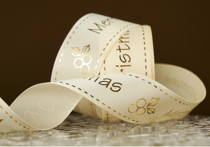 Репсова новорічна стрічка "Merry Christmas" молочний (4,0 см *23 м) (1рулон)