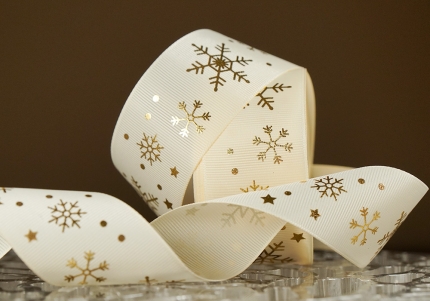 Репсова новорічна стрічка "Сніжинки" молочний (4,0 см *23 м) (1рулон)