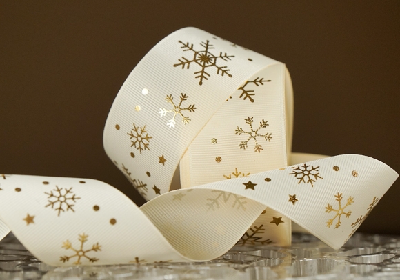 Репсова новорічна стрічка "Сніжинки" молочний (4,0 см *23 м) (1рулон)