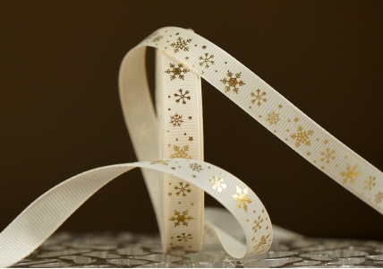Репсова новорічна стрічка "Сніжинки" молочний (1,2 см *23 м) (1рулон)