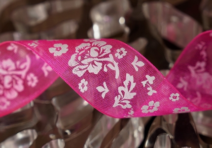 Стрічка ОРГАНЗА з принтом "КВІТИ" (2,5 см *45 м), темно-малиновий (№28m) (1рулон)