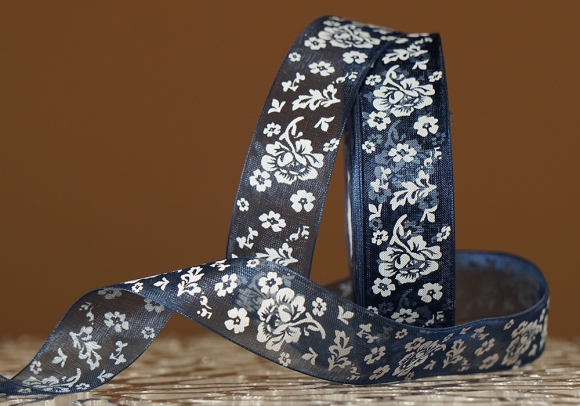 Стрічка ОРГАНЗА з принтом "КВІТИ" (2,5 см *45 м), морський-синій (№38m) (1рулон) Стрічка ОРГАНЗА з принтом "КВІТИ" (2,5 см *45 м), морський-синій (№38m) (1рулон)