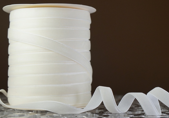 Стрічка оксамитова (велюр) 1,0см молочна (Ivory) (№C02) (1,0 см*45м) (1 рулон)