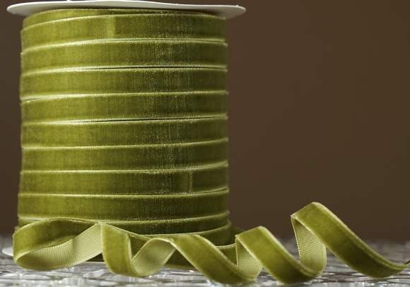 Стрічка оксамитова (велюр) 1,0см оливкова (№C56) (1,0 см*45м) (1 рулон)