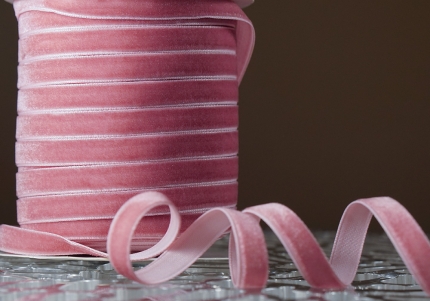 Стрічка оксамитова (велюр) 1,0см блідо-рожева (№76) (1,0 см*45м) (1 рулон)