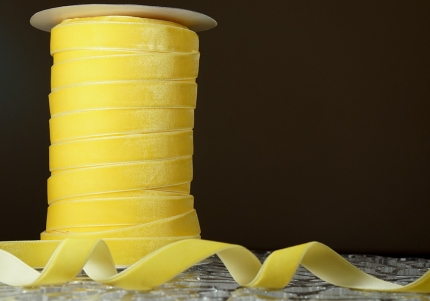 Стрічка оксамитова (велюр) світло-жовта (№15) (1,5 см*45м) (1 рулон)