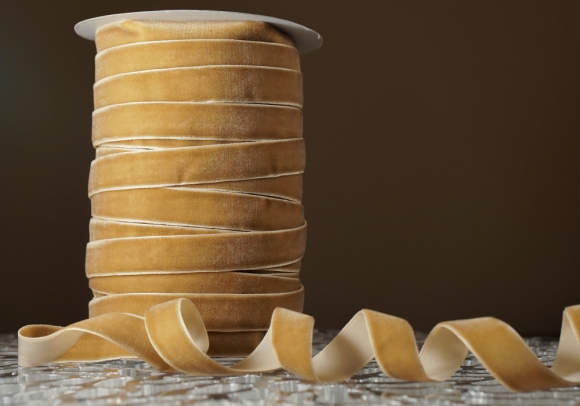 Стрічка оксамитова (велюр) світло-коричнева (№19) (1,5 см*45м) (1 рулон)