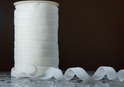 Стрічка оксамитова (велюр) молочна (Ivory) (№C02) (1,5 см*45м) (1 рулон)