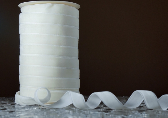 Стрічка оксамитова (велюр) молочна (Ivory) (№C02) (1,5 см*45м) (1 рулон)