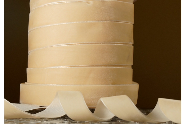 Стрічка оксамитова (велюр) 2,5 см, кремовий (№01) (1 рулон) (45м) Стрічка оксамитова (велюр) 2,5 см, кремовий (№01) (1 рулон) (45м)