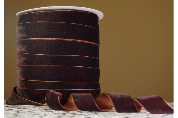 Стрічка оксамитова (велюр) 2,5 см, коричневий (№22) (1 рулон) (45м) Стрічка оксамитова (велюр) 2,5 см, коричневий (№22) (1 рулон) (45м)