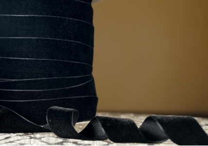 Стрічка оксамитова (велюр) 2,5 см, чорний (№300) (1 рулон) (45м)