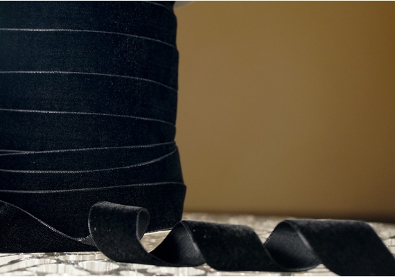 Стрічка оксамитова (велюр) 2,5 см, чорний (№300) (1 рулон) (45м) Стрічка оксамитова (велюр) 2,5 см, чорний (№300) (1 рулон) (45м)