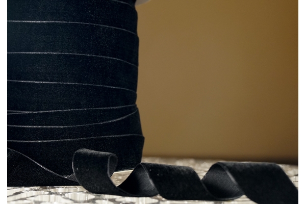 Стрічка оксамитова (велюр) 2,5 см, чорний (№300) (1 рулон) (45м) Стрічка оксамитова (велюр) 2,5 см, чорний (№300) (1 рулон) (45м)