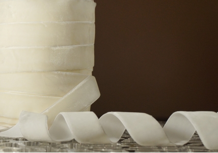 Стрічка оксамитова (велюр) 2,5 см, молочний (Ivory) (№C02) (1 рулон) (45м)