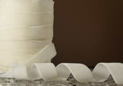 Стрічка оксамитова (велюр) 2,5 см, молочний (Ivory) (№C02) (1 рулон) (45м)