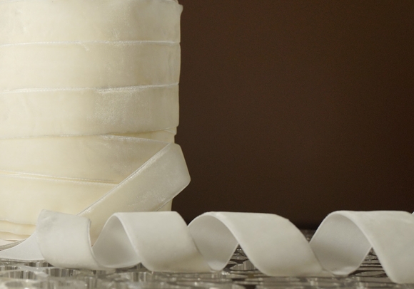 Стрічка оксамитова (велюр) 2,5 см, молочний (Ivory) (№C02) (1 рулон) (45м)