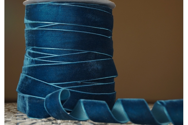 Стрічка оксамитова (велюр) 2,5 см, лілово-синій (№C29) (1 рулон) (45м) Стрічка оксамитова (велюр) 2,5 см, лілово-синій (№C29) (1 рулон) (45м)