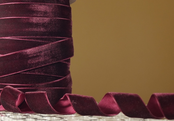 Стрічка оксамитова (велюр) 2,5 см, бордовий (№C83) (1 рулон) (45м) Стрічка оксамитова (велюр) 2,5 см, бордовий (№C83) (1 рулон) (45м)