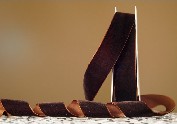 Стрічка оксамитова (велюр) 4,0 см, коричневий (№22) (1 рулон) (27м) Стрічка оксамитова (велюр) 4,0 см, коричневий (№22) (1 рулон) (27м)