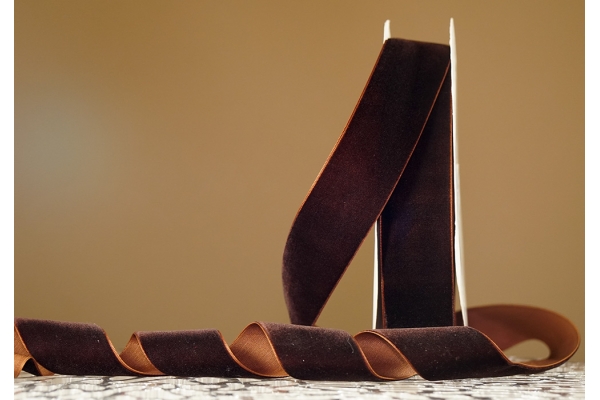 Стрічка оксамитова (велюр) 4,0 см, коричневий (№22) (1 рулон) (27м) Стрічка оксамитова (велюр) 4,0 см, коричневий (№22) (1 рулон) (27м)